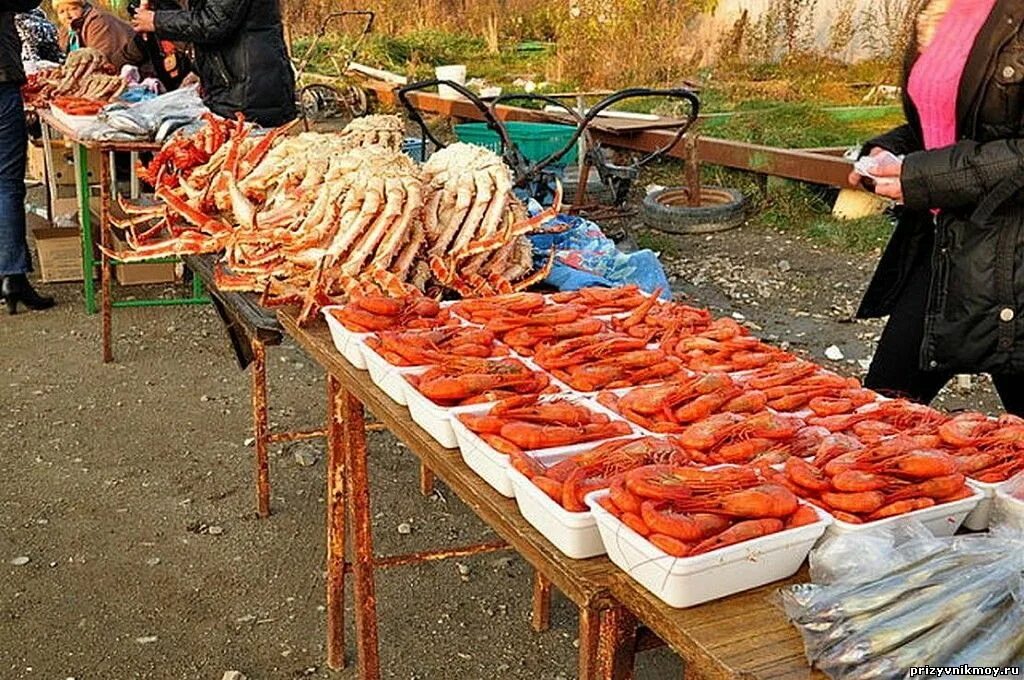 Морепродукты сахалин. Сахалин рынок краб Взморье. Рыбный рынок Петропавловск-Камчатский. Поселок Взморье Сахалинская область рыбный рынок.