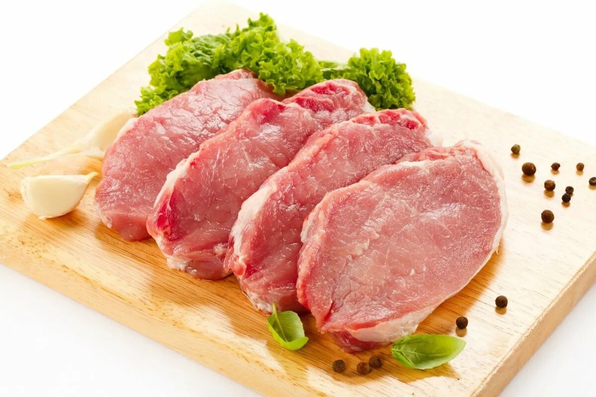 Сырое свиное мясо. Свинина охлажденная. Мясо на доске. Мясо на белом фоне. Свинина на белом фоне.