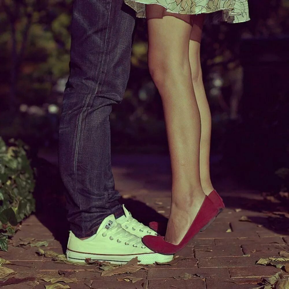 Целуют ли ноги. Ноги влюбленных. Ноги девушки на парне. Красивые невысокие девушки. Поцелуй на носочках.