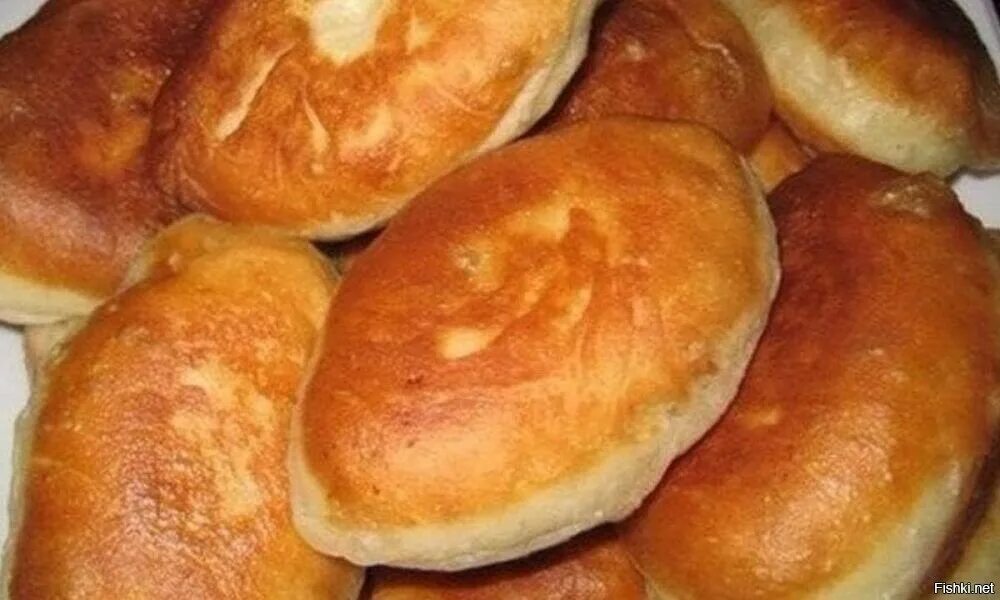 Пирожки с картошкой. Пирожки с картошкой жареные на сковороде. Пирожки с картошкой на сковороде на кефире. Пирожки на дрожжах на сковороде. Пирожки на кефире.