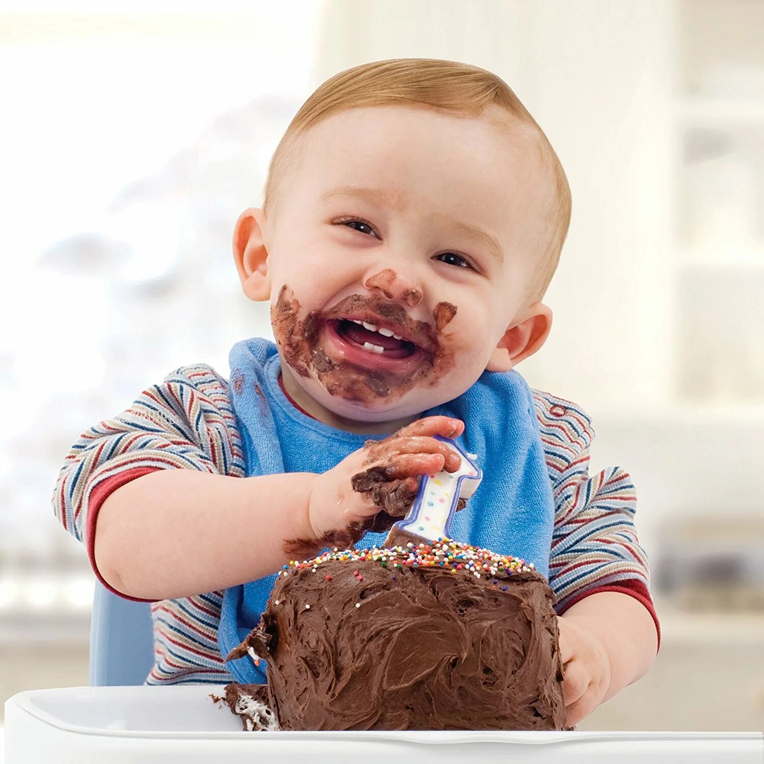 Маленький сладкоежка. Дети едят сладости. Мальчик ест торт. Ребенок ест сладкое.