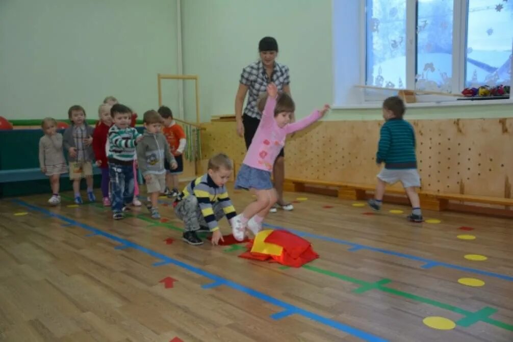 Развлечение 2 мл группе. Ручеек в детском саду физкультурное занятие. Подвижная игра «перепрыгни Ручеек»,. Прыжки через веревку младшая группа. Перепрыгни Ручеек игра.