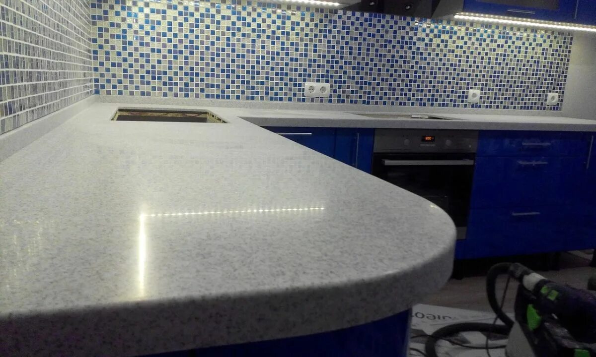 Акриловая столешница. Кварцевый агломерат dekton хало. Столешницы из искуственогткамня. Гранит сагитариус. Каменная столешница для кухни.