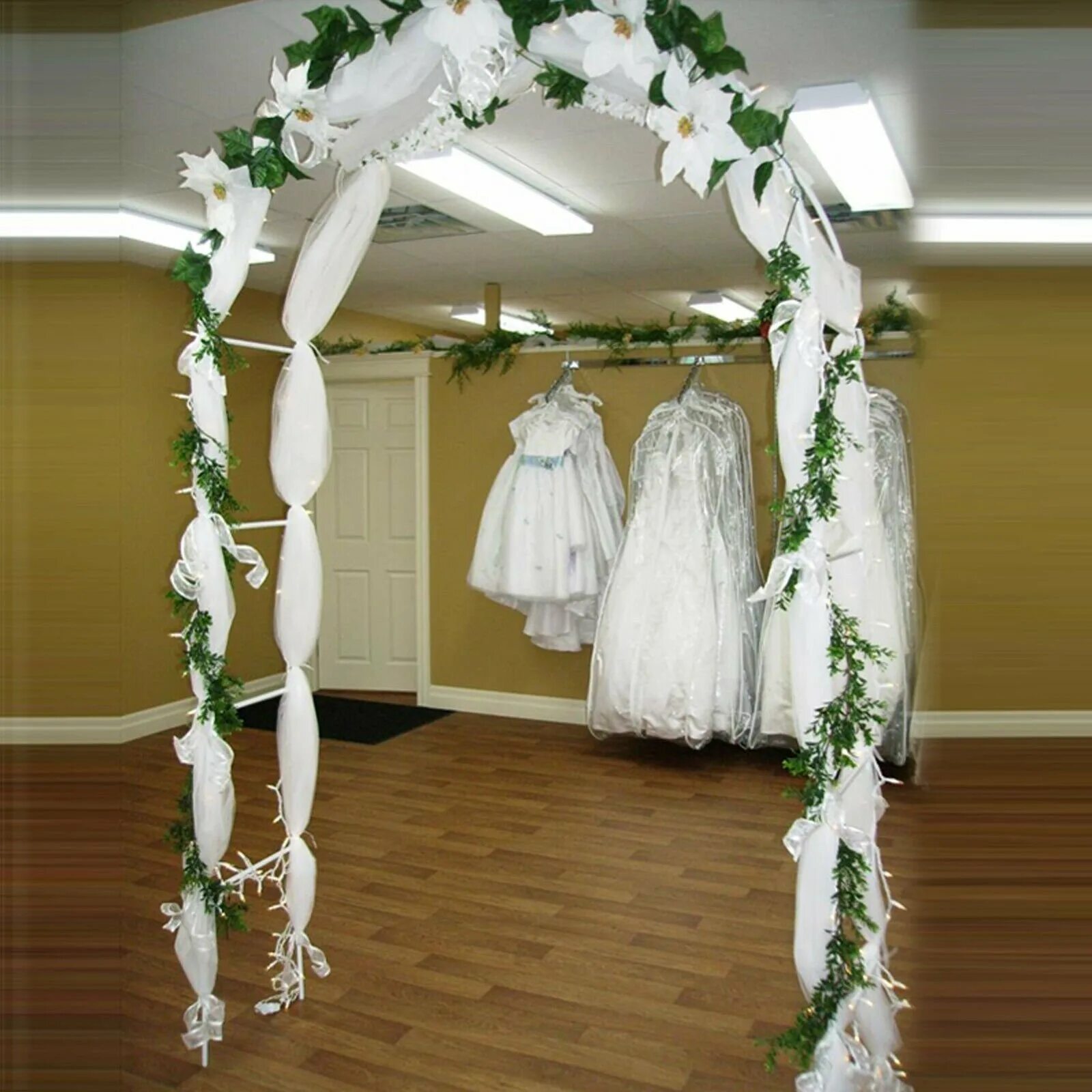 Где сделать свадебную. Арка "Свадебная". Украшение свадебной арки. Необычные Свадебные арки. Украшение арки на свадьбу.