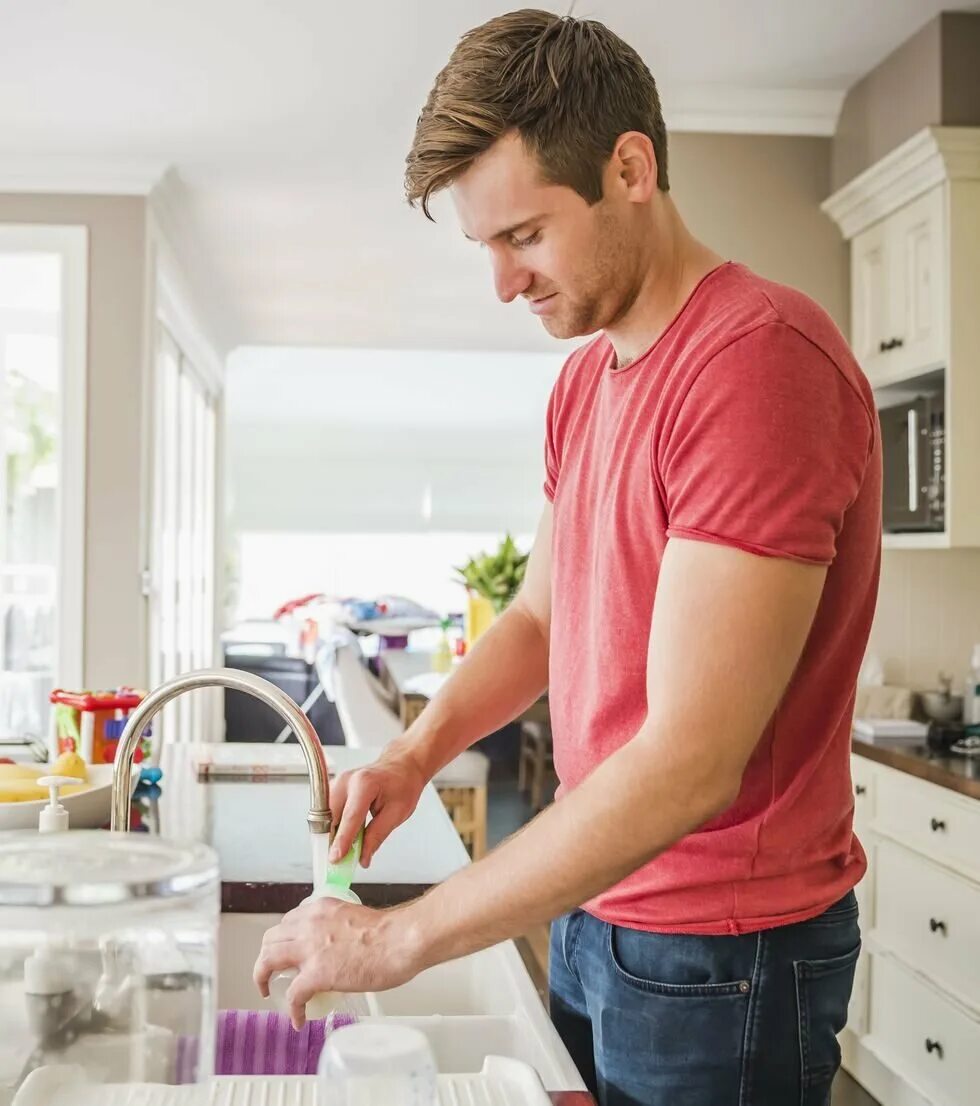 Мужчина убирается. Человек моющий посуду. Посуда для мужчин. Мужчина домохозяин. Муж моет посуду.
