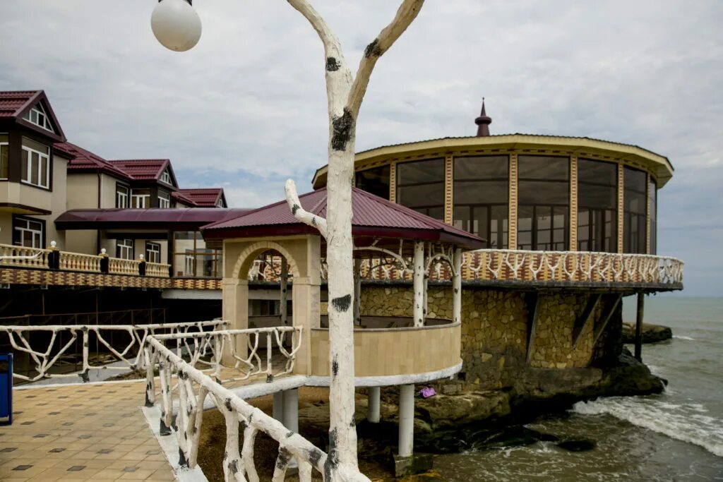 Гостиница океан в дербенте на берегу моря. Дагестан дербент гостиница океан. Дагестан дербент гостиница океан. Океан дербент бассейн. Океан дербент бассейн.