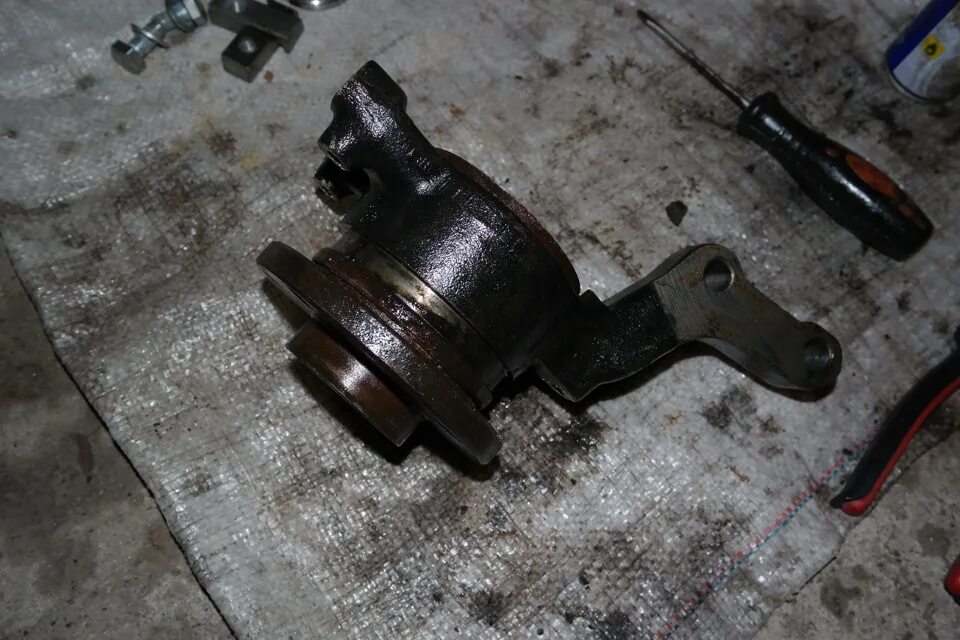 Установка поворотного кулака. Установка поворотного кулака. Кулак передний нива шевроле. Снятие ступицы с поворотного кулака уаз. Крепление поворотного кулака ваз 2110.