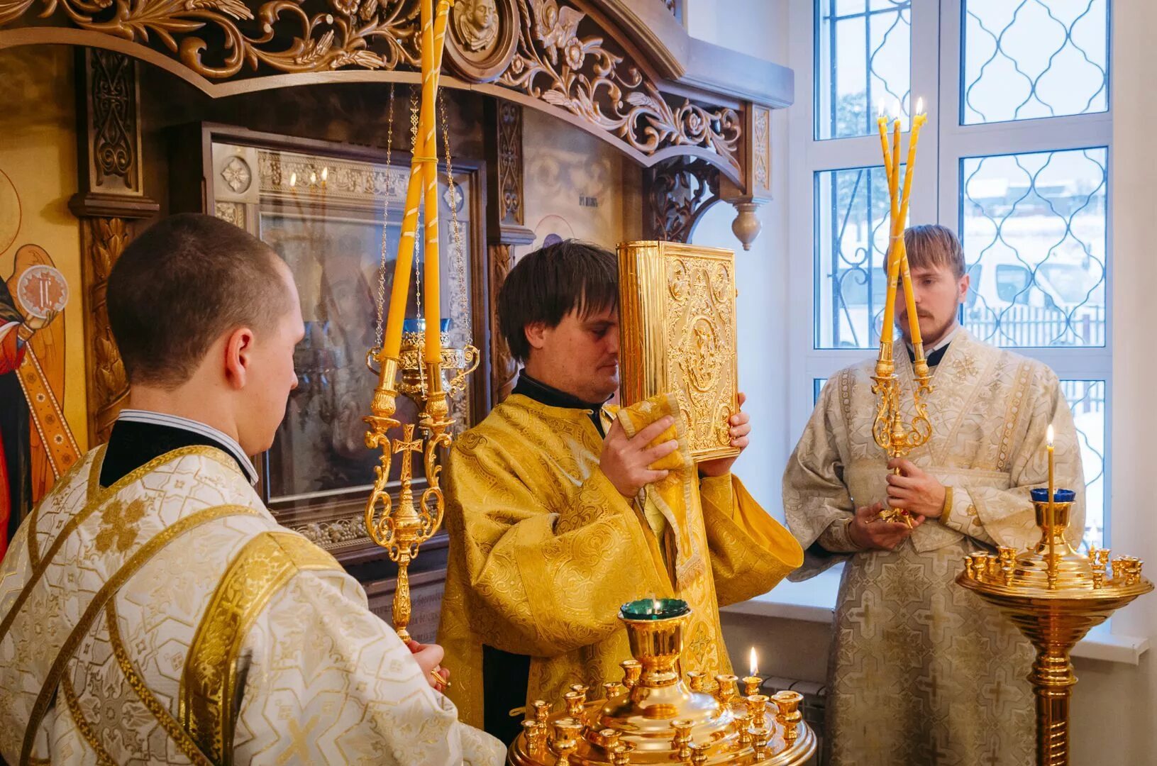Служба в храме в андрее в первозванном на воде в санкт-петербурге. Христос воскресе из мертвых ангели поют на небесех. Богослужение в храме рыбацком. Храм рыбаков на заневском. Трисвятое в храме рождества богородицы в рыбацком.