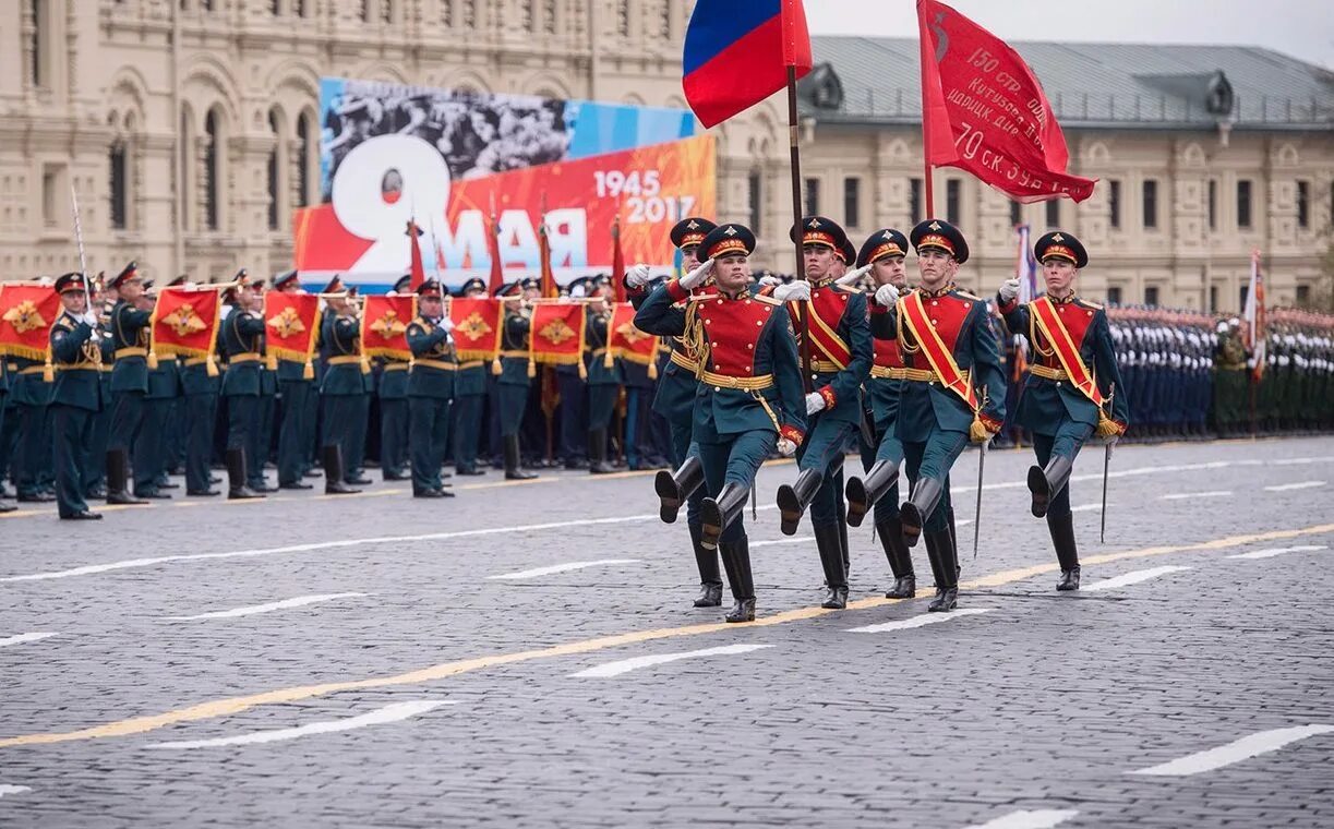 Какого года был парад. Знамя победы на параде москва. красное знамя на параде победы. парад в честь дня победы. флаг для парада победы.