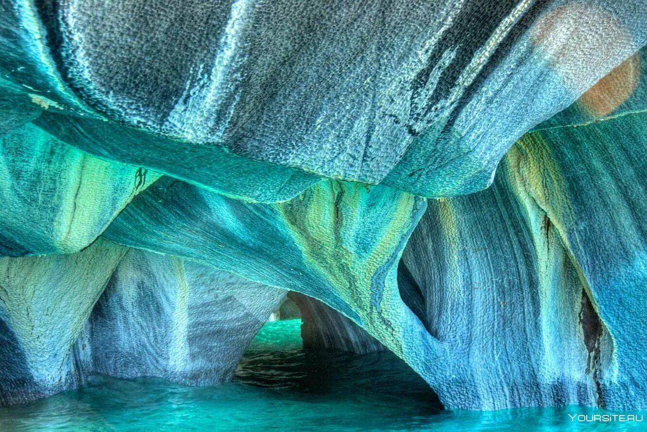 Невероятный цвет. Мраморные пещеры Чиле-Чико. Мраморные пещеры Чиле-Чико, Чили. Мраморные пещеры Патагонии Чили. Мраморные пещеры озера Чиле-Чико.