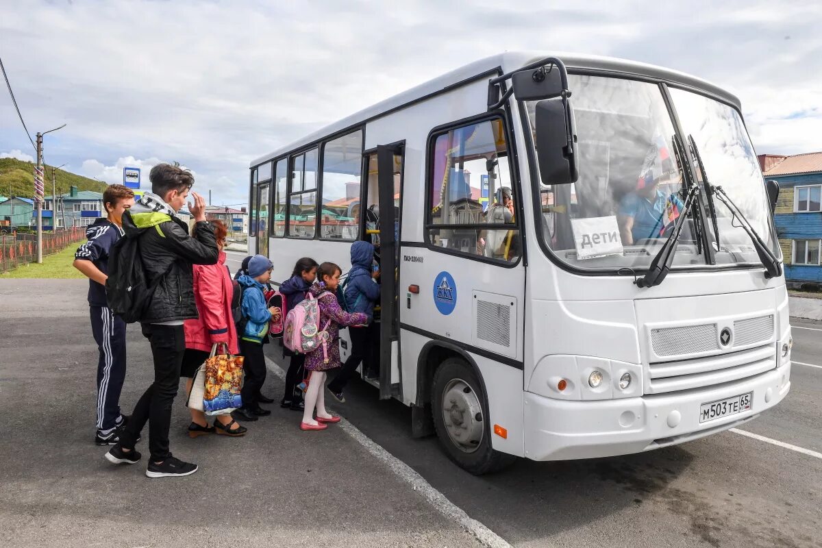 Подвоз детей автобусами. Автобус для детей. Дети в автобусе на экскурсии. Детский экскурсионный автобус. Школьные экскурсии автобусные.
