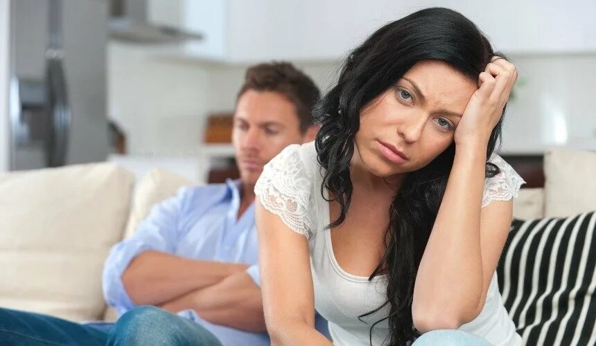 замужняя женщина с ребенком. замужняя женщина с ребенком. мать с ребенком. мамочка с младенцем. усталая женщина.