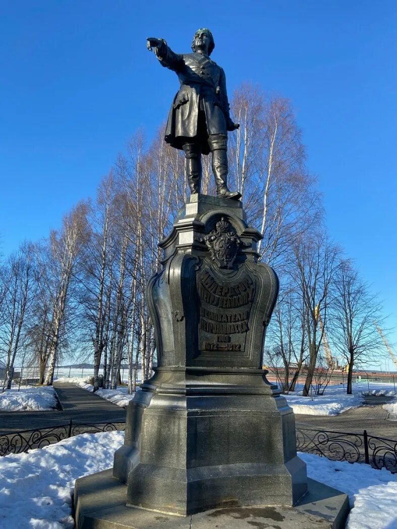 Почему стоит памятник петру 1 в петрозаводске. Памятник Петру 1 в Петрозаводске. Постамент памятника Петру 1 в Петрозаводск. Памятник Петру 1 в Екатеринбурге. Бюсты Петру 1 в Петрозаводске.