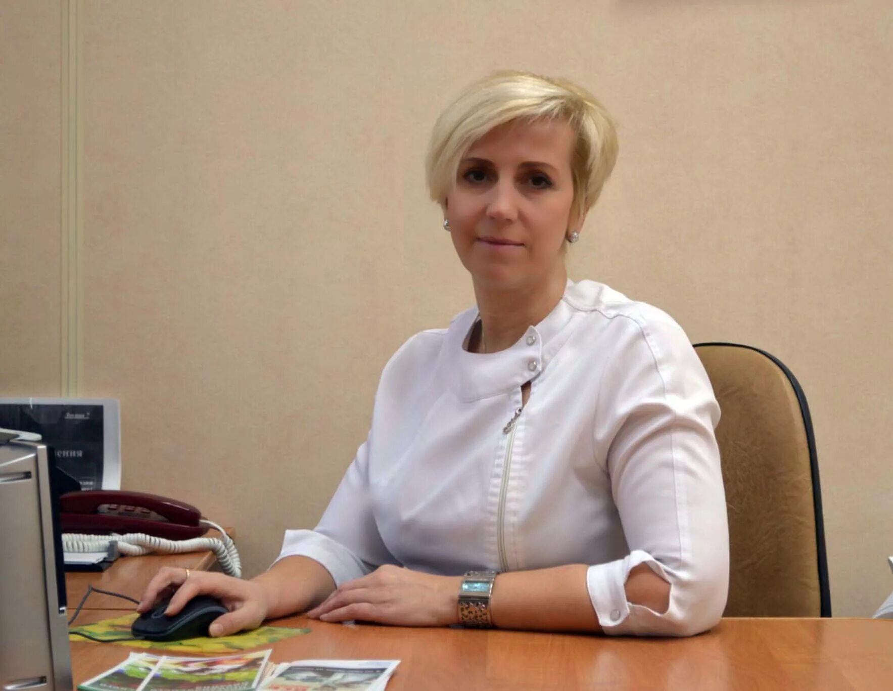 Вызов врача кронштадт детская. Вызов врача экстренно картинка. Фельдшер. Скороздрав кодированиеомск. Вызов врача на дом ульяновск.