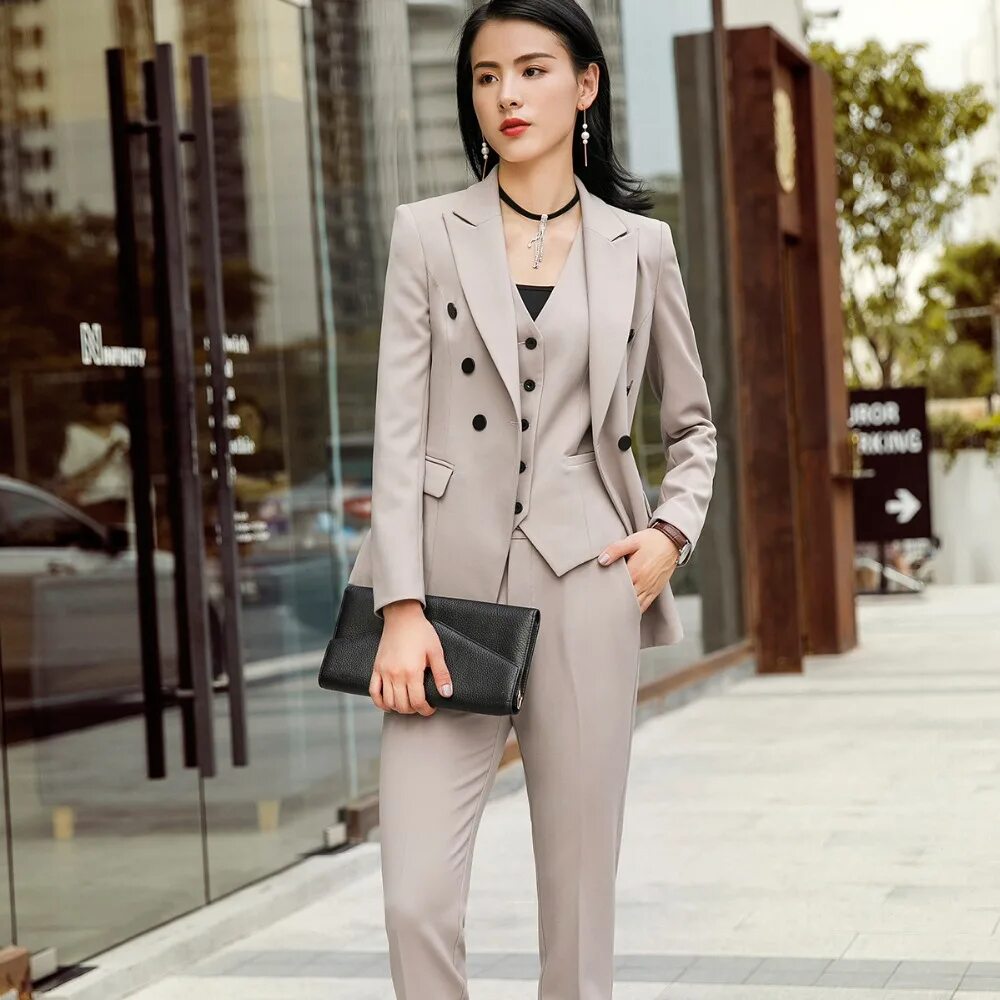 классический костюм женский. красивые костюмы для женщин. женщина в деловом костюме. дорогой женский костюм. дорогой женский костюм.