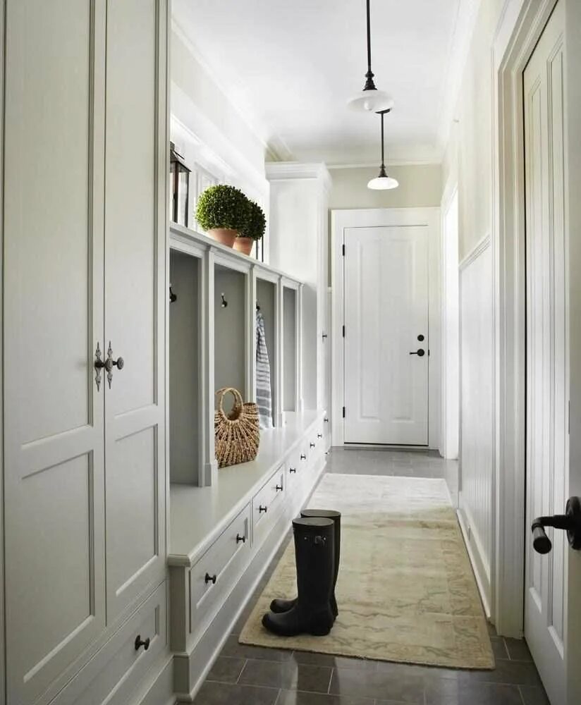 Интерьер узкой прихожей. Очень длинный коридор. Длинный коридор с окнами. Очень длинный коридор. Длинный коридор в частном доме.