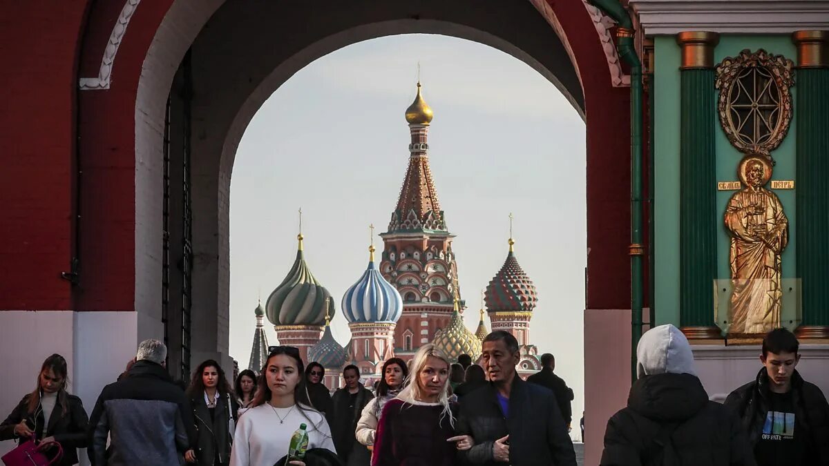 Приедут люди из москвы. Красная площадь много людей. Приедут люди из москвы. Москва глазами преображенского. Туристы на красной площади.