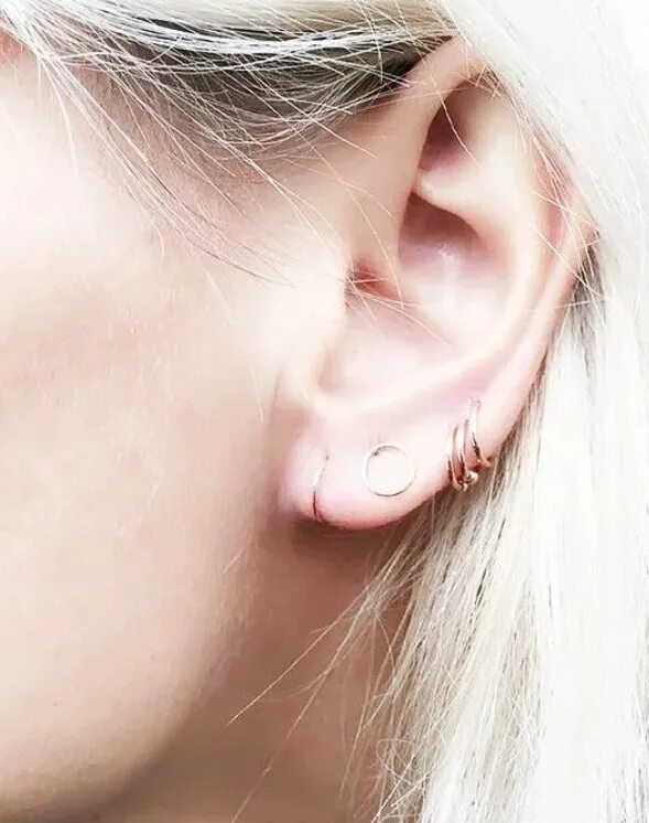 Три сережки в ухе. Сережки в ушах. Две сережки в одном ухе. Второй прокол в ухе у девушки. Три дырки в ухе сережки.