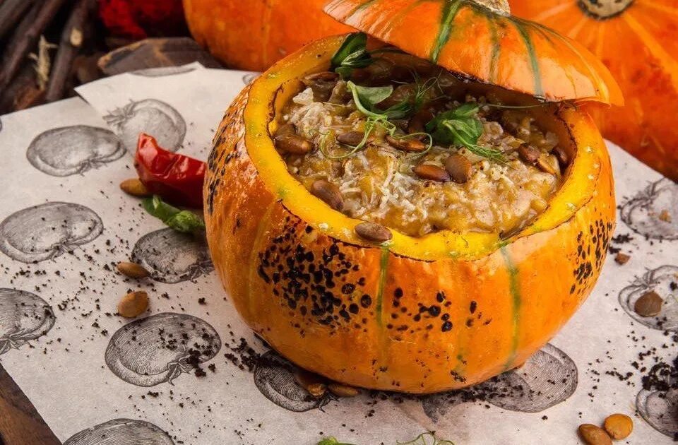 Запечь мясо овощами в тыкве