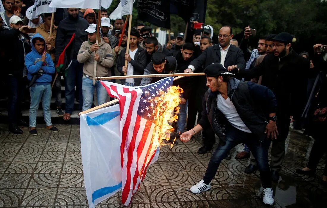 Как ответит иран на агрессию израиля. Палестинцы жгут флаг Израиля. Палестина против Израил. Палестино –израильский конфликт флаги. Израильский конфликт с Палестиной.