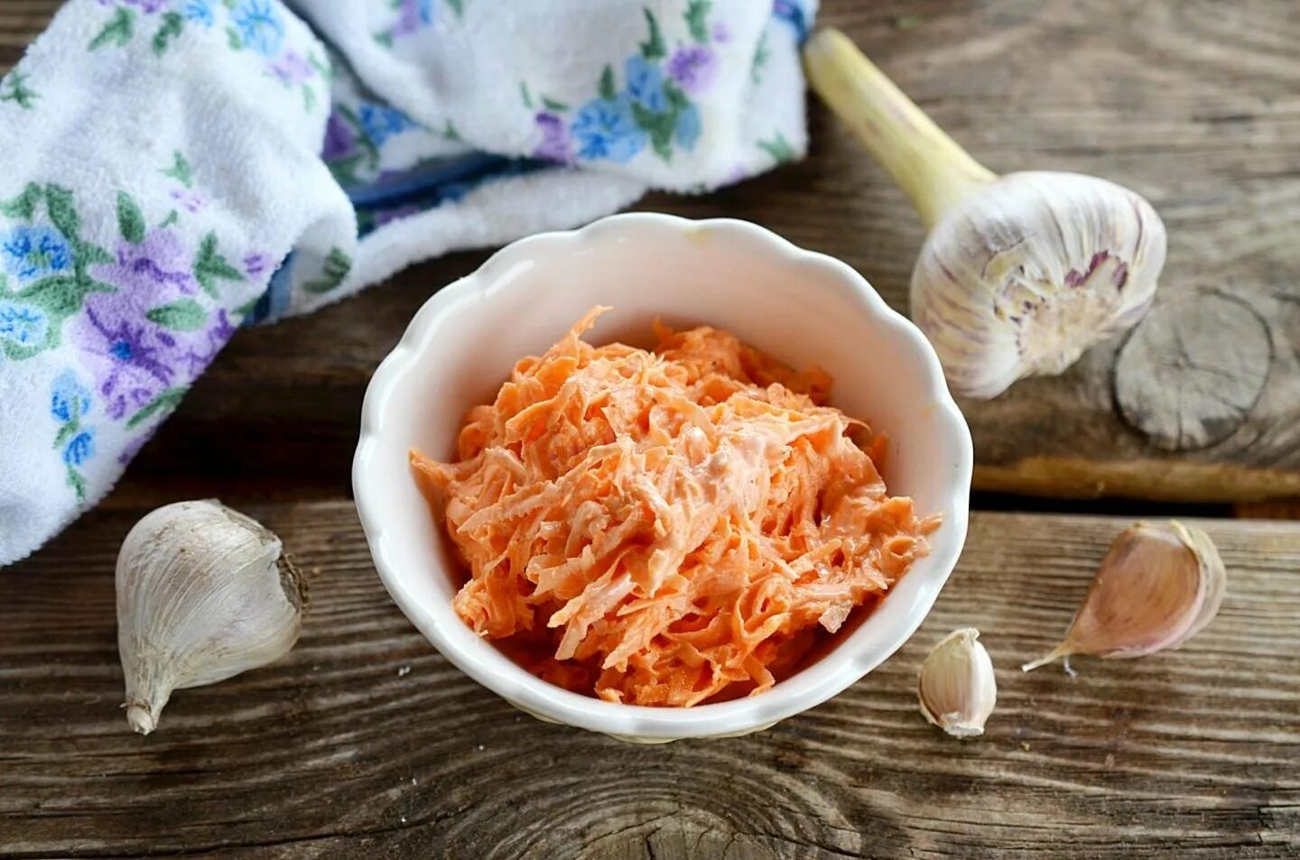 Морковка яйцо чеснок. Морковка с чесноком и майонезом. морковь с сыром и чесноком. морковь с майонезом. морковный салат с чесноком.