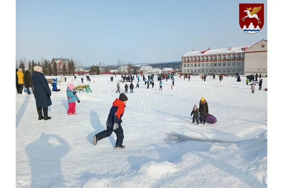 Спорт в куженере. Куженер Заря. Куженер. Куженер Чодроял. Две школы через стадион.