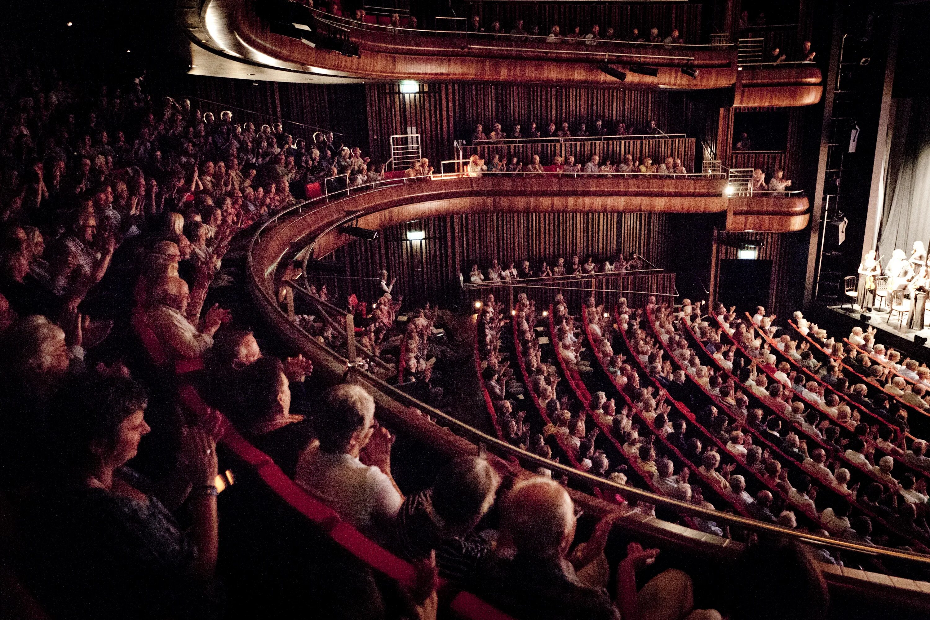 We are the theatre now. Зрители в театре. Театр нью уэльс. Театральная сцена. Театральный бридж.