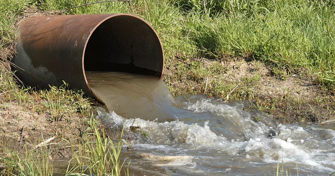 Сброс отходов в воду. Река Цемес в Новороссийске. Загрязненные воды Оренбурга. Сточные воды. Сточные воды загрязнение воды.