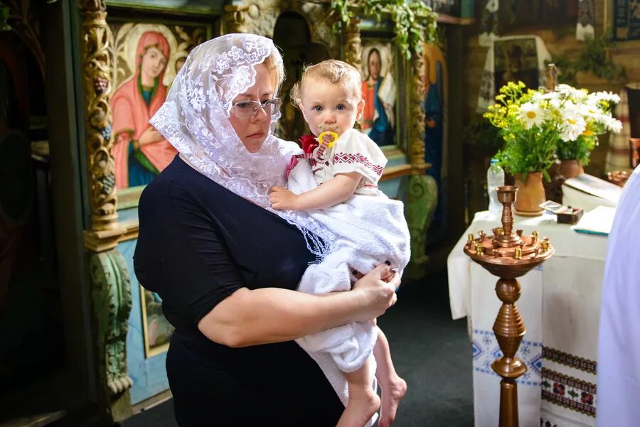 Можно ли девушке первым крестить девочку