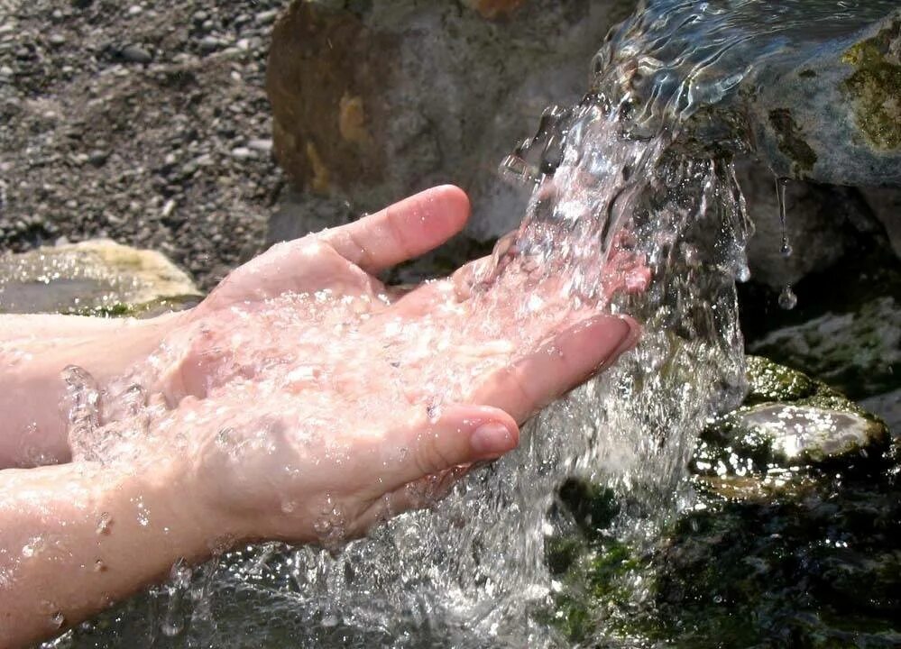 Выпив родниковой воды усталые путники. Источник воды. Родниковая вода. Минеральные источники. Чистый Родник вода.