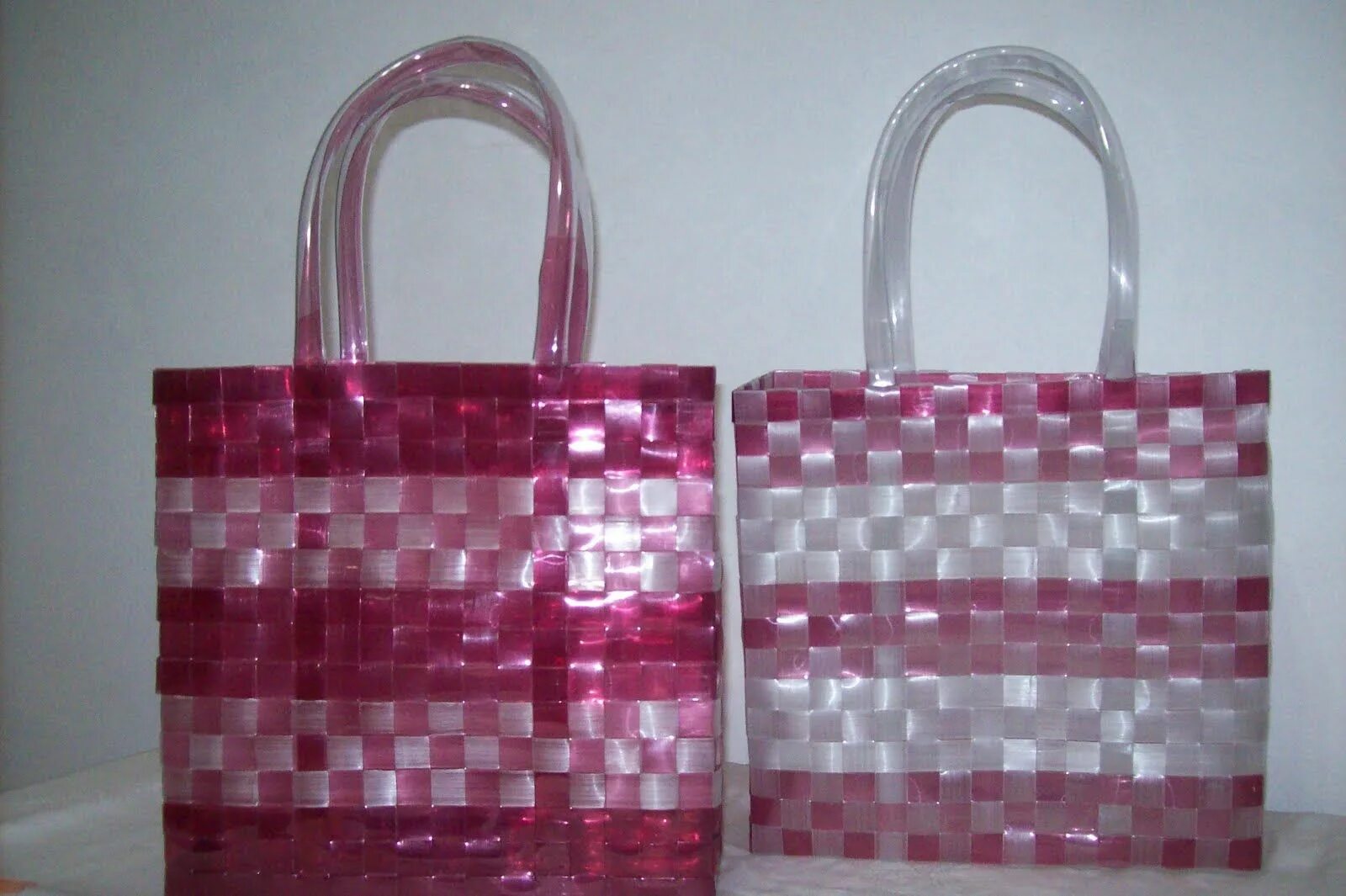 Сумочка из пластиковой бутылки. Сумка из пластиковых бутылок. Сумки из пластмассовых бутылок. Сумочка из пластиковых бутылок. Сумки из полиэтиленовых бутылок.