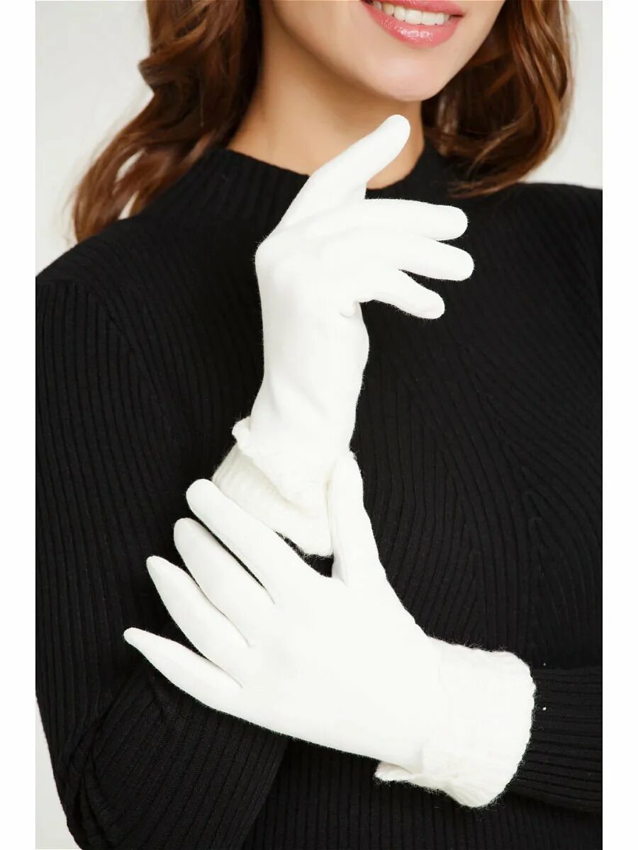 24 белых перчатки и 20 черных. Белые перчатки. Белые перчатки женские. Перчатки трикотажные белые. Перчатки на руках.