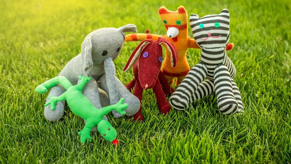 2 жизнь игрушкам. Игрушки на траве. Детские игрушки на траве. Зелёная трава friends игрушка. Crazy friends игрушки.