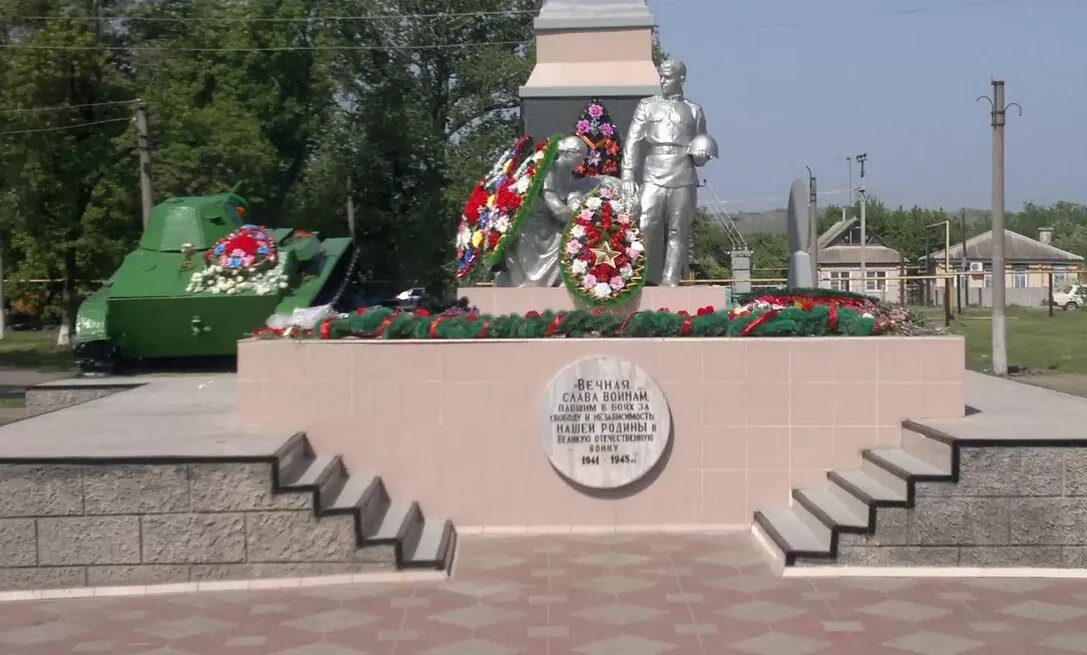 Поселок каменский. Посёлок глубокий Каменский район Ростовская область. Поселок глубокий Ростовской памятники. Поселок глубокий Каменского района Ростовской области. Каменский район Ростовская область памятник.