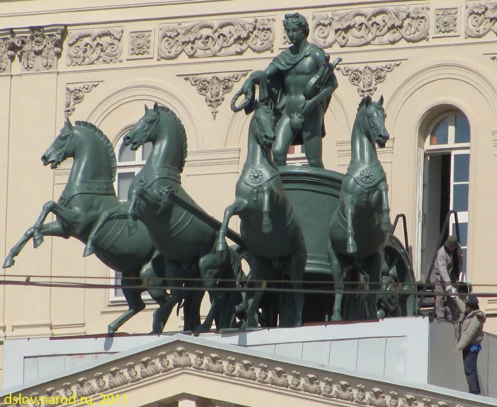 Большой театр Квадрига Аполлона. Квадрига на большом театре в Москве. Квадрига Аполлона на здании большого театра в Москве. Большой театр Квадрига Аполлона скульптор.