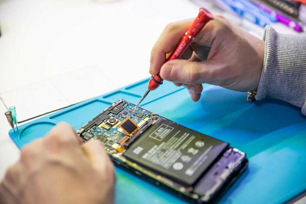 Ремонт телефонов сити. Экспертиза телефона. Phone Repair. Мастер по ремонту iphone. Обманули ремонт смартфонов.