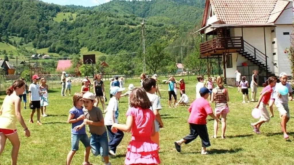 80 дол. Детские лагеря за границей. Летний лагерь Молдавия. Детский отдых в лагере. Дети лагерь за рубежом.