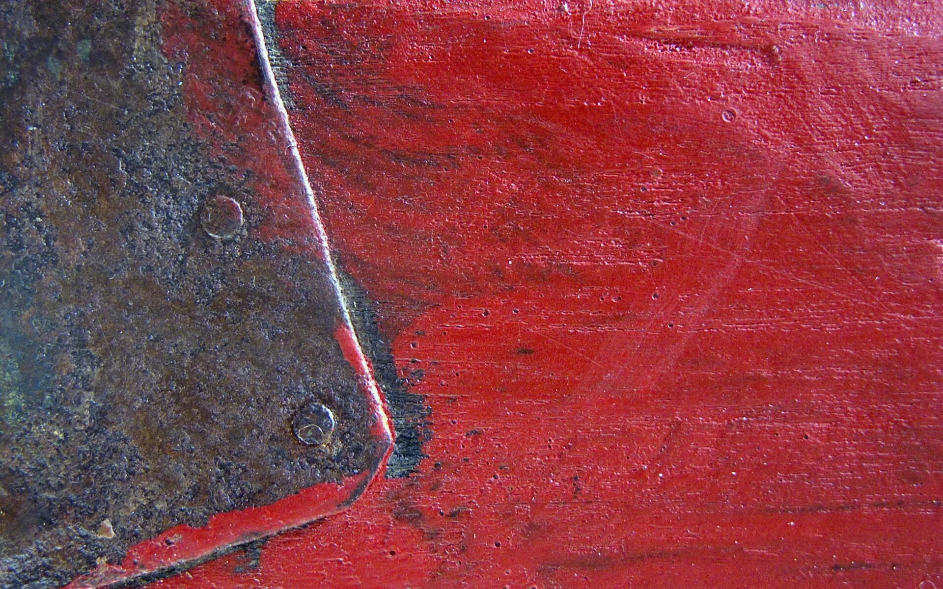 Обшарпанная краска. Облупившаяся краска. Стертая краска. Крашеный металл. Старая краска на стене.