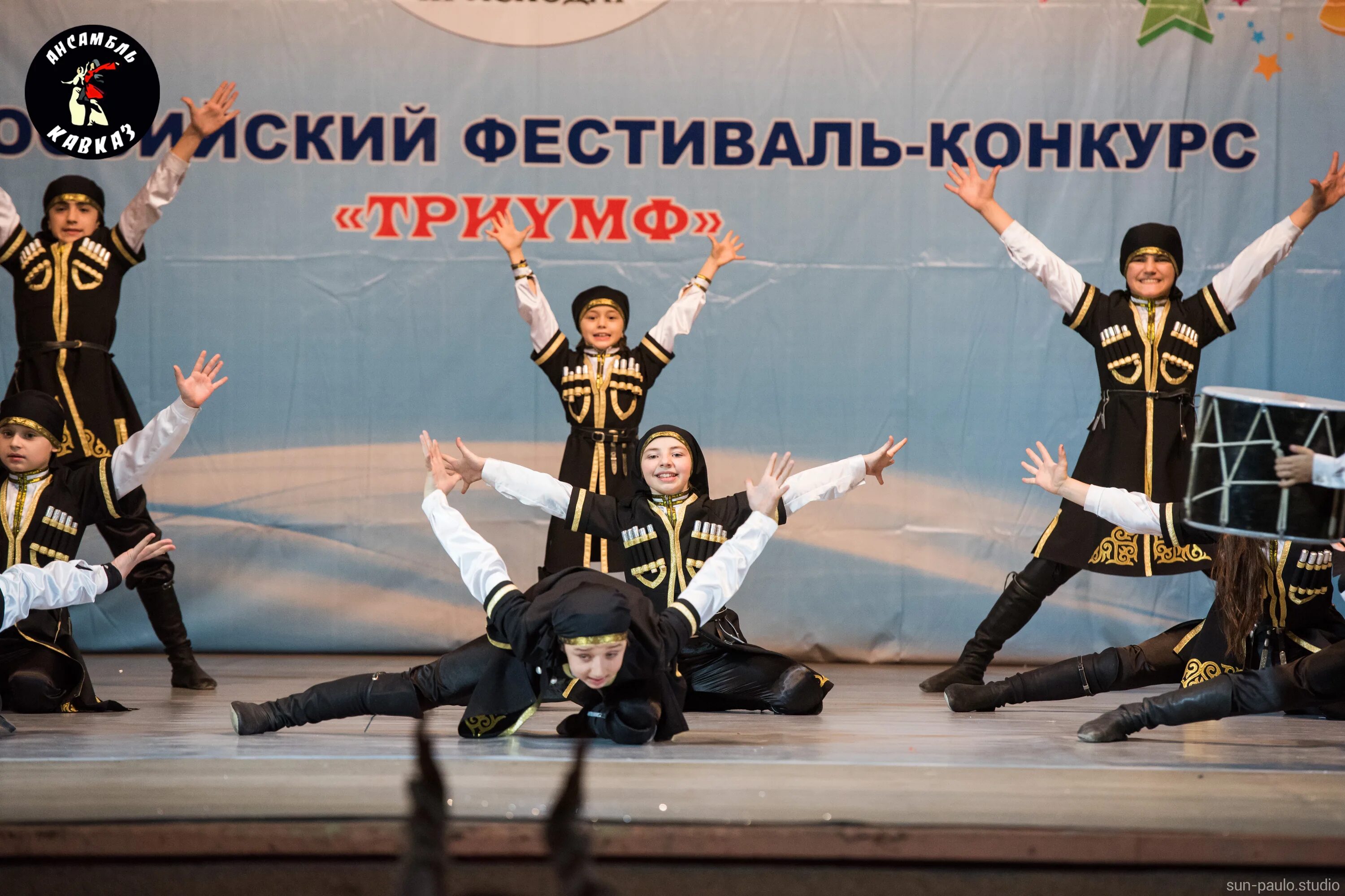 Танец лезгинка в ростове на дону. Студия кавказских танцев кавказ ростов-на-дону. Школа танцев лезгинка в ростове. Кавказские танцы ростов на дону. Ансамбль кавказ.