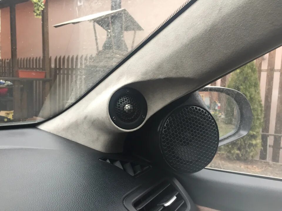 Fiat albea пищалки. Пищалка для автомобиля. Пищалки xray. Твиттера в машину. Focal midbox подиум.