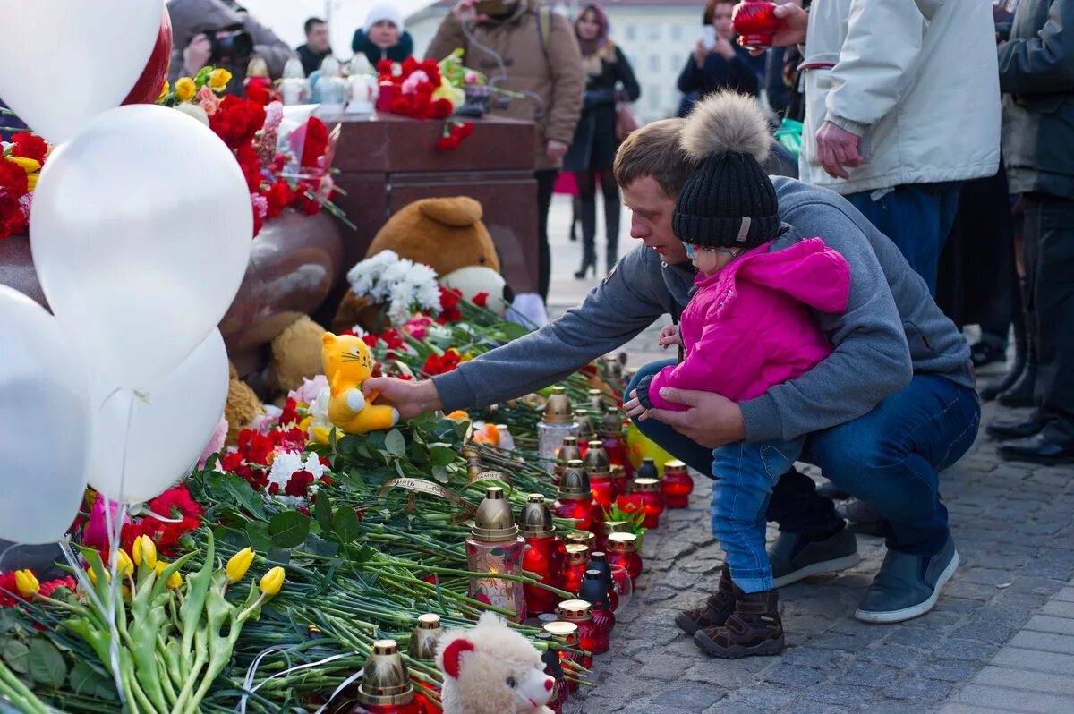 Год трагедии зимняя вишня. Пожар в Кемерово в ТЦ зимняя вишня. ТРЦ зимняя вишня Кемерово. Пожар в Кемерово в ТЦ зимняя. Зимняя вишня Кемерово 2018.