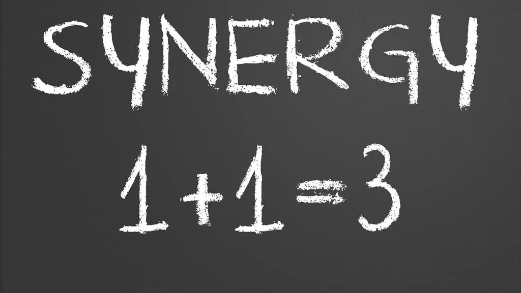 Синергетический эффект. 1 + 1 = 3 Синергетический эффект. СИНЕРГИЯ 1+1. Синергетический эффект картинка.