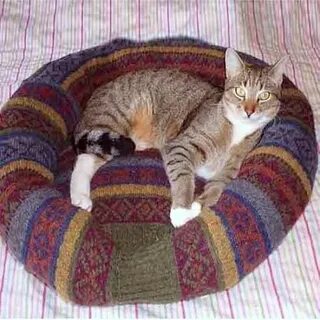 Кошка из старого свитера своими руками