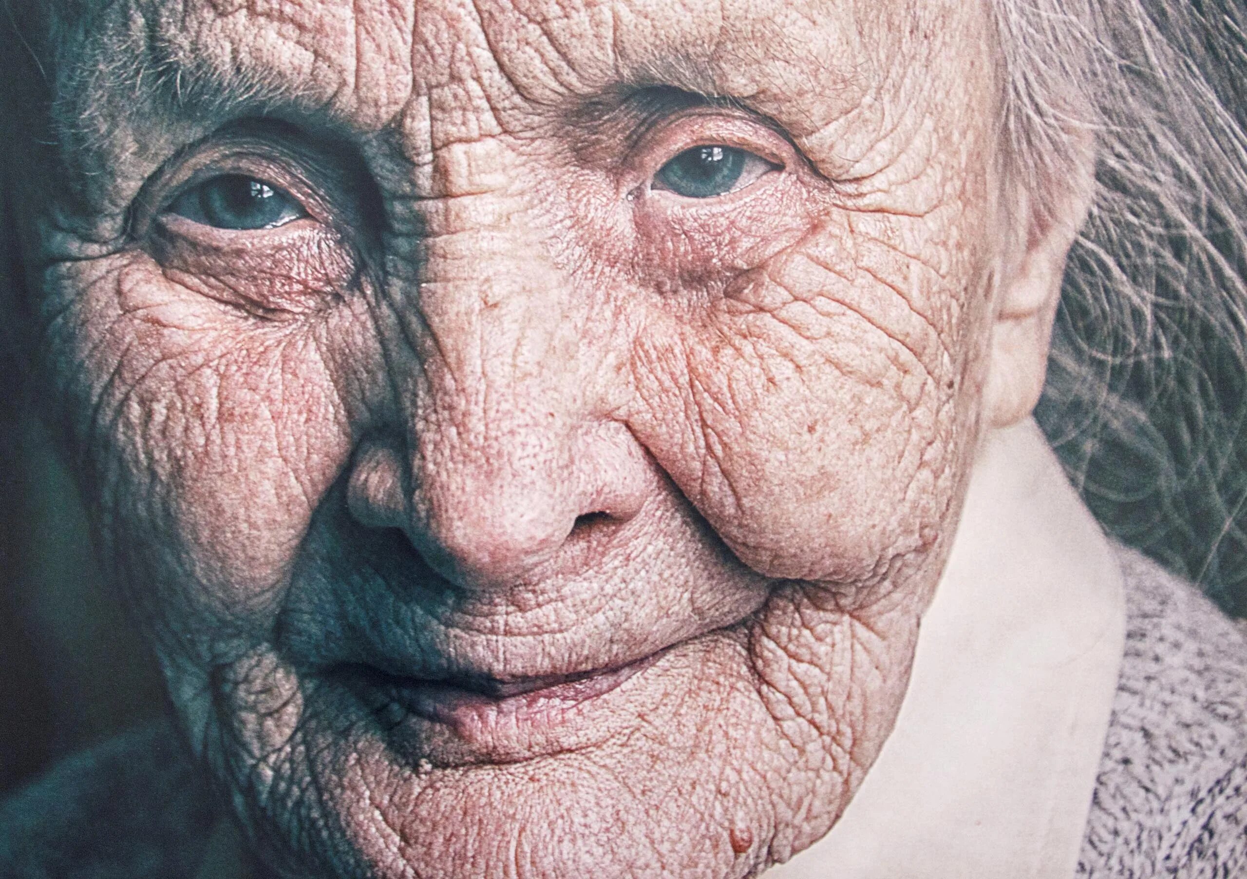Старую старуху старик. Морщинистая женщина. Старое лицо. Лицо бабушки. Старое лицо женщины.