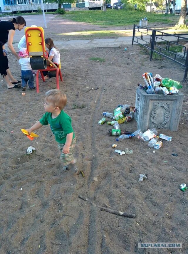 Сортировка мусора в америке. Где детей выкидывают. Мусорить на улице. Бросать мусор. Где детей выкидывают.