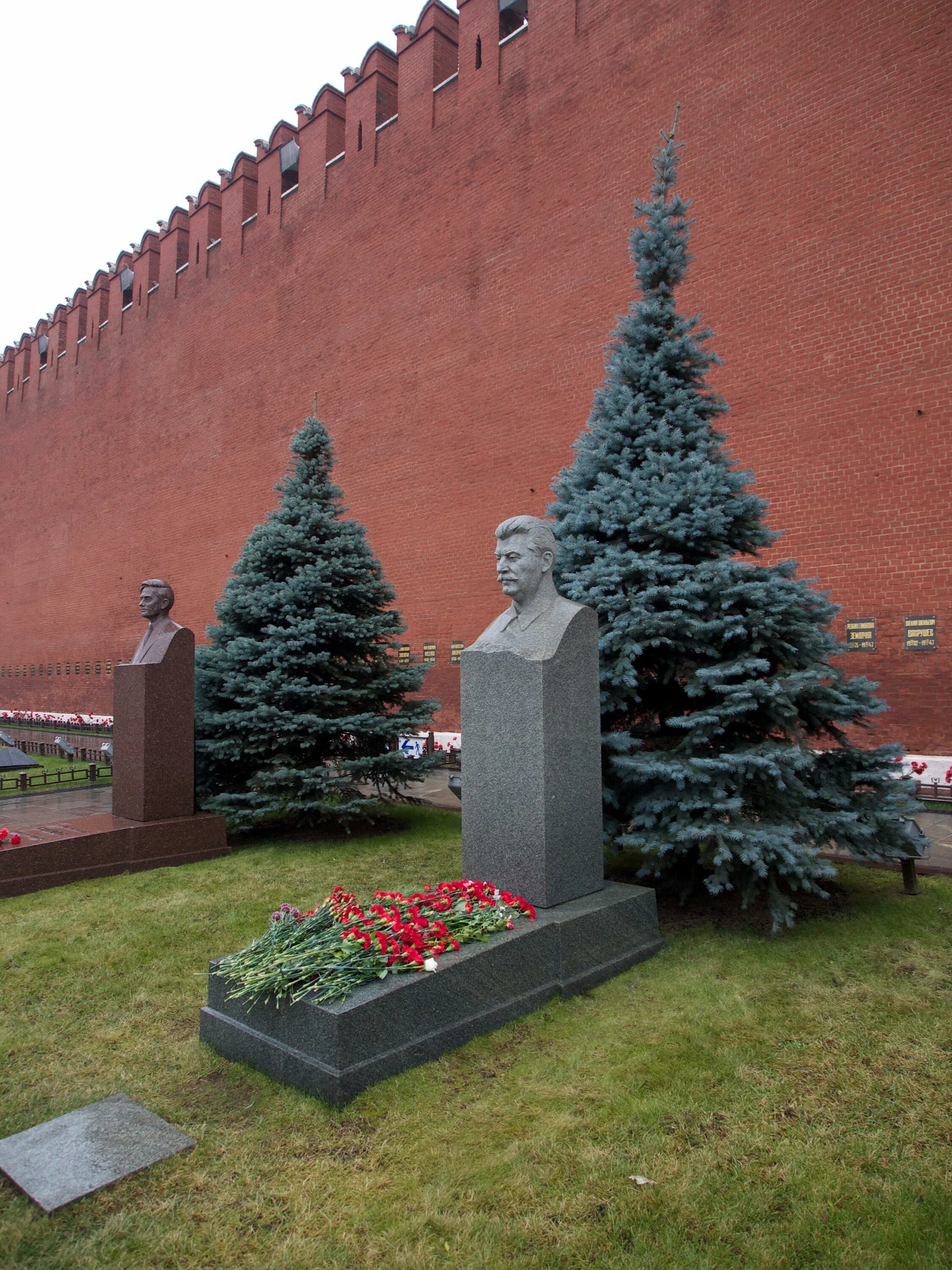 Вдоль кремлевской. Некрополь у кремлёвской стены. Погост у кремлевской стены в Москве. Сталин в Кремле в мавзолее. Некрополь у кремлёвской стены Сталин.