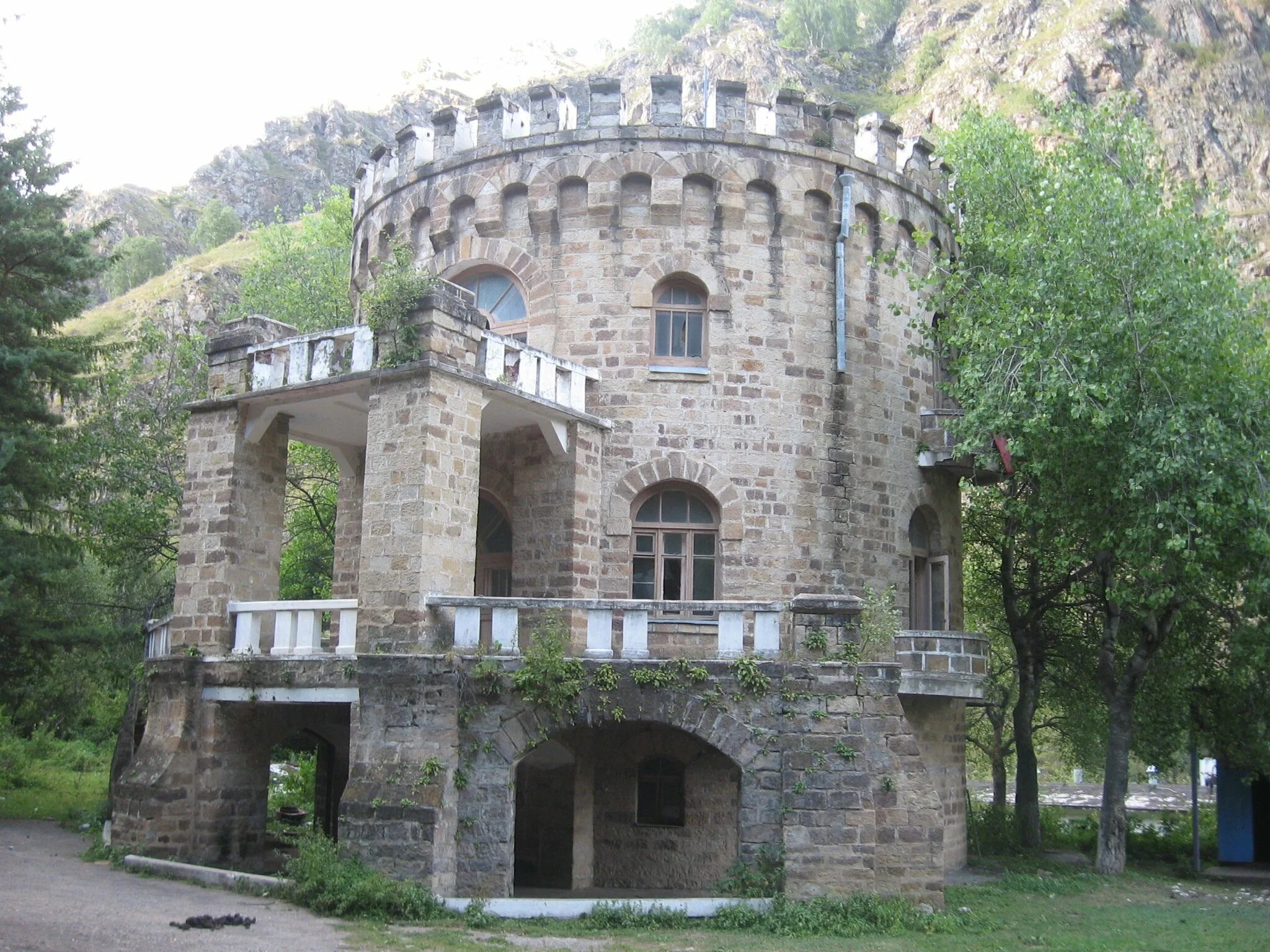 Экопарк нарзанов кисловодск. Долина Нарзанов Кабардино-Балкария Кисловодск. Долина Нарзанов Кисловодск экскурсия. Парк Долина Нарзанов Кисловодск. Экопарк Долина Нарзанов Кисловодск.