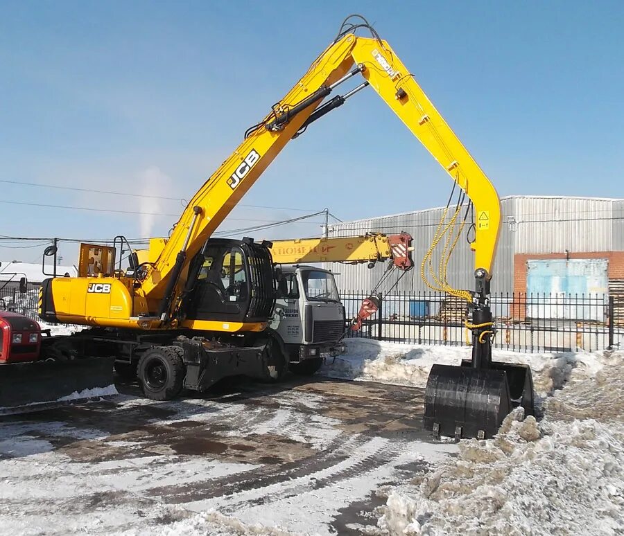 Экскаватор с пробегом. Экскаватор JCB 200 С грейфером. Колесный экскаватор JCB js200w. Грейфер JCB js 200 w. Экскаватор колесный с ковшом JSB 200 W.