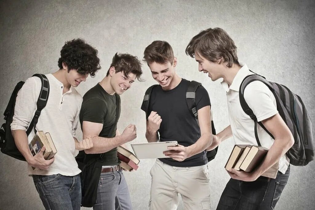 Красивые студенты. Молодой человек студент. Друзья студенты. Красивые студенты. Довольные студенты.