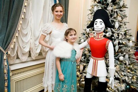 Как зовут ребенка которому подарили щелкунчика